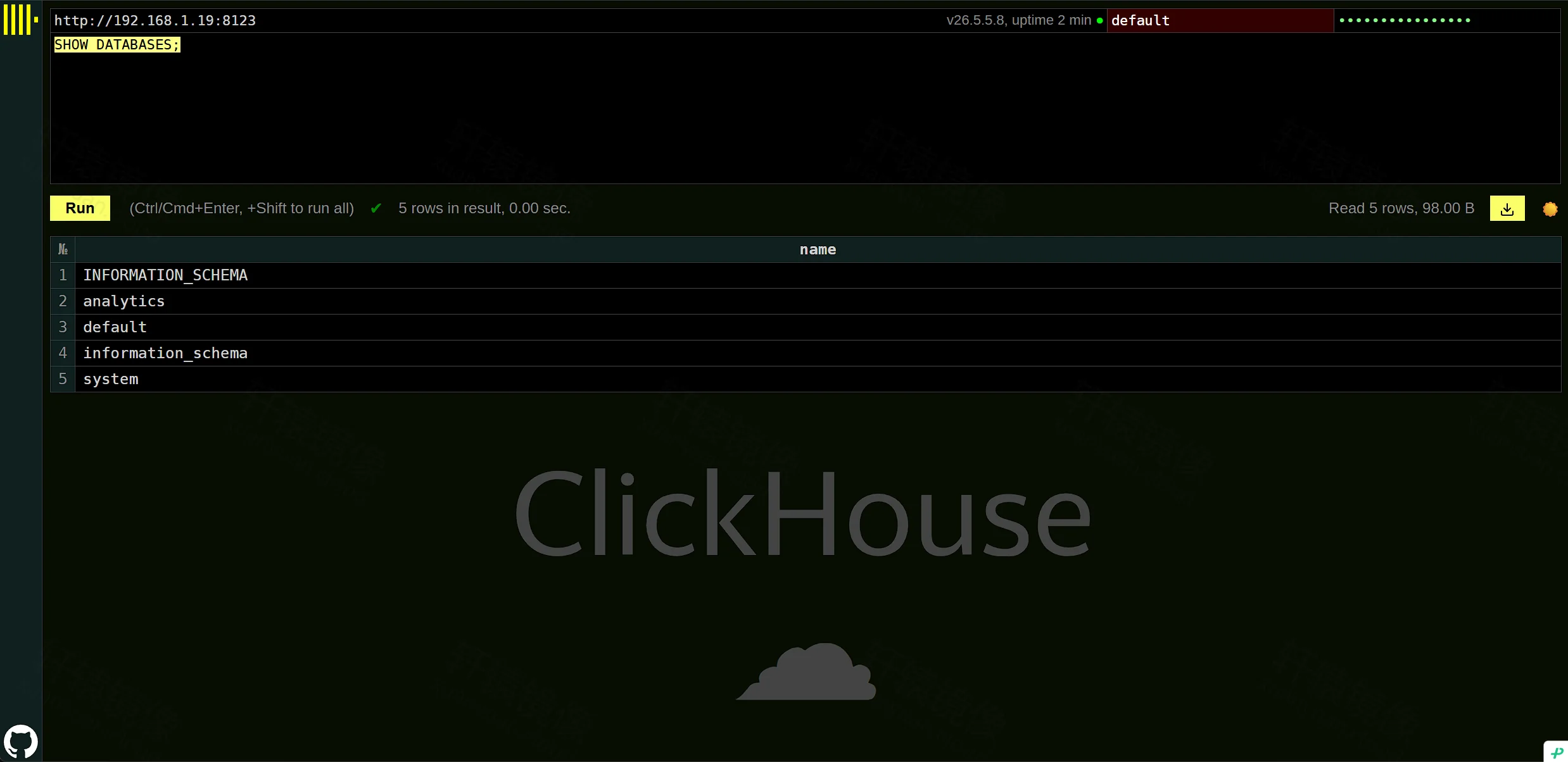 点击放大 Play 执行 SHOW DATABASES 列出 analytics 等库