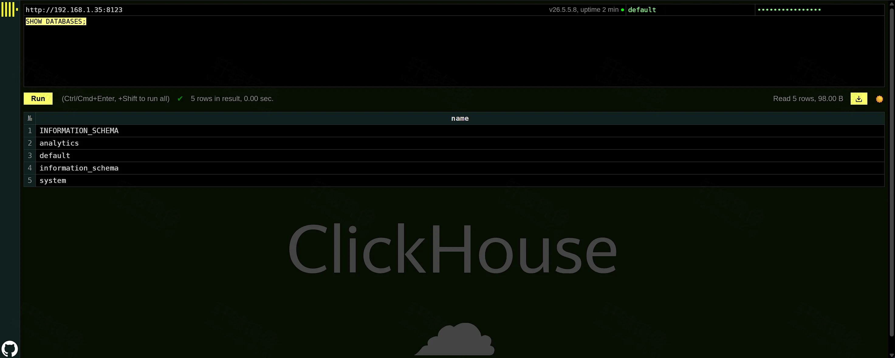 点击放大 Play 执行 SHOW DATABASES 列出 analytics 等库